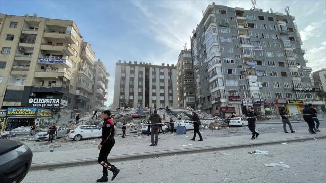 Son Dakika: Şanlıurfa'da depremde ağır hasar alan 7 katlı bina çöktü! Enkazda birilerinin olup olmadığı araştırılıyor