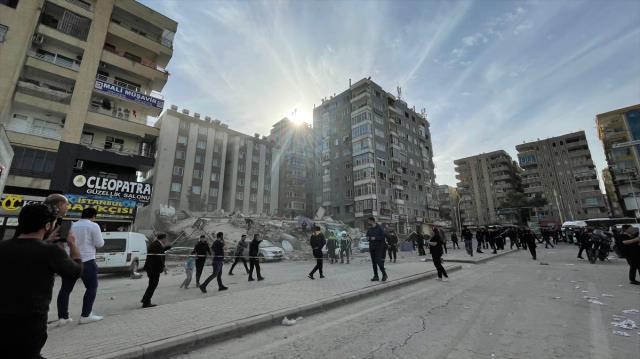 Son Dakika: Şanlıurfa'da depremde ağır hasar alan 7 katlı bina çöktü! Enkazda birilerinin olup olmadığı araştırılıyor