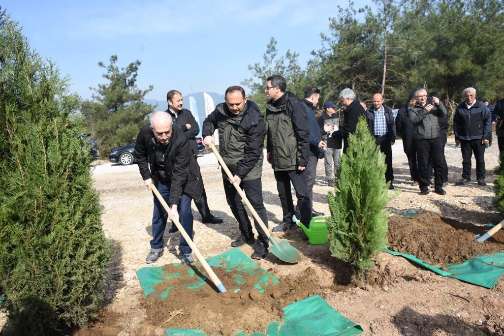 Depremde hayatını kaybeden vatandaşların anısına Bursa’da 8 bin fidan dikildi