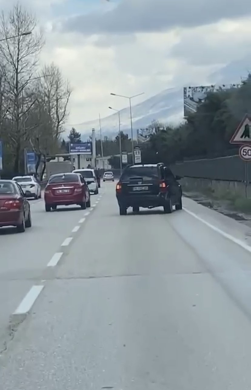 Trafikteki yan yan seyreden cipi gören sürücüler, gözlerine inanamadı