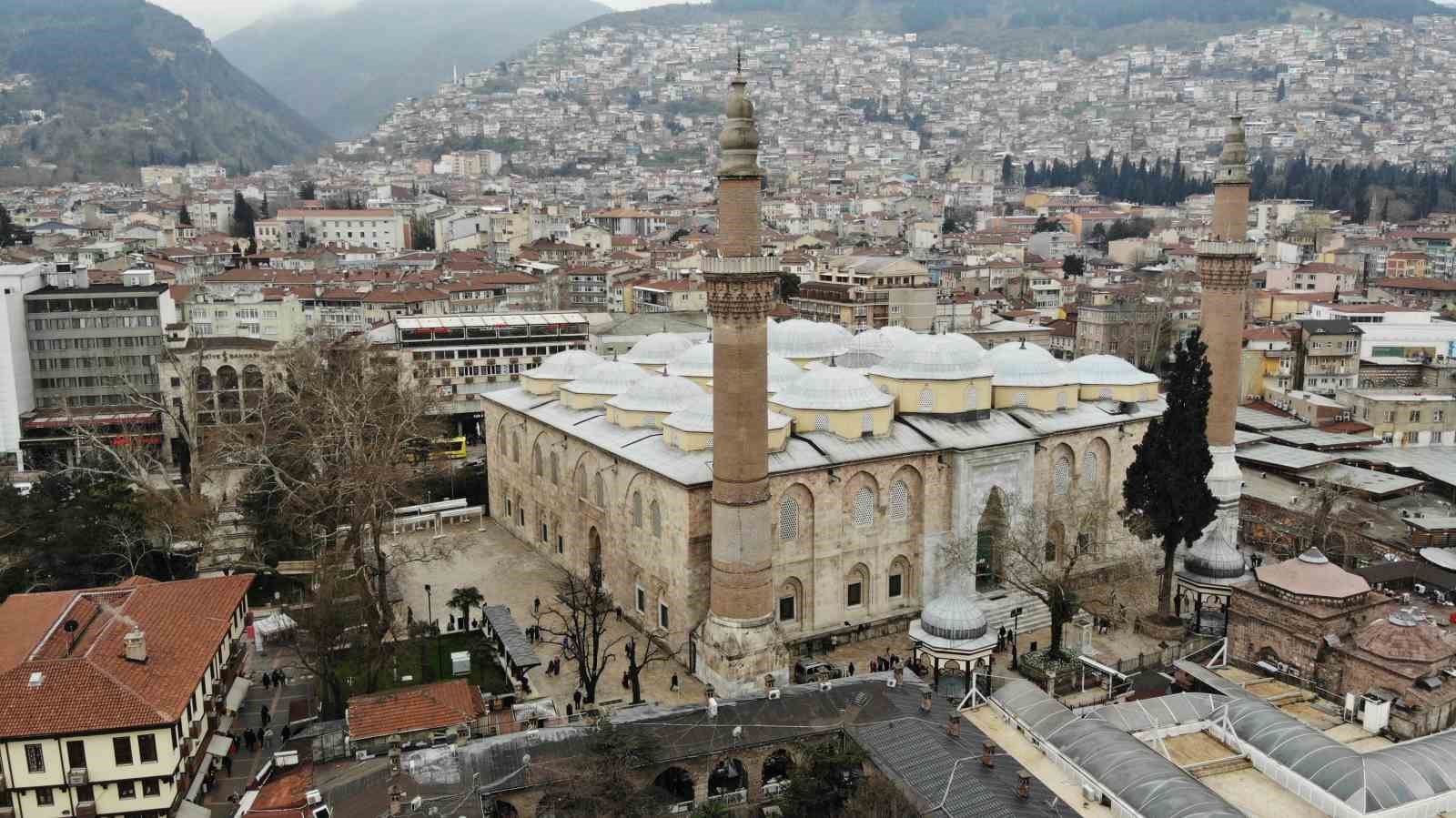 624 yıllık Ulu Cami’ye asılan Ramazan mahyası geceyi aydınlattı