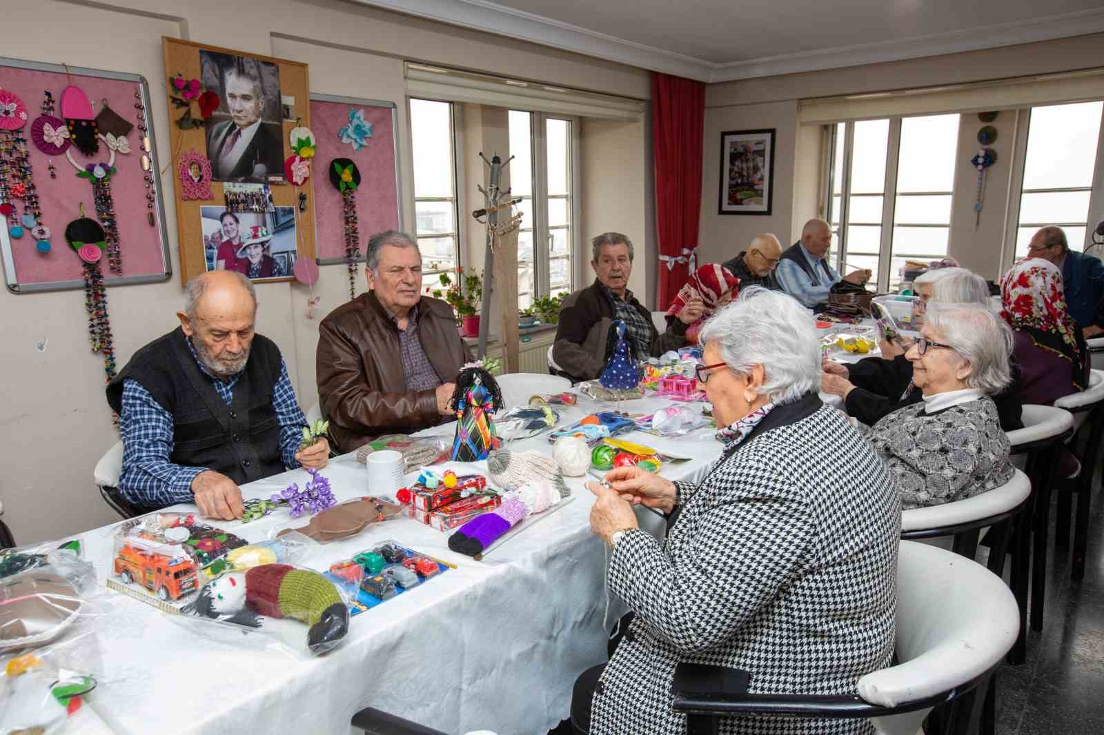 Bursa’da huzurevi sakinleri depremzedeler için atkı, bere, eldiven örüyor