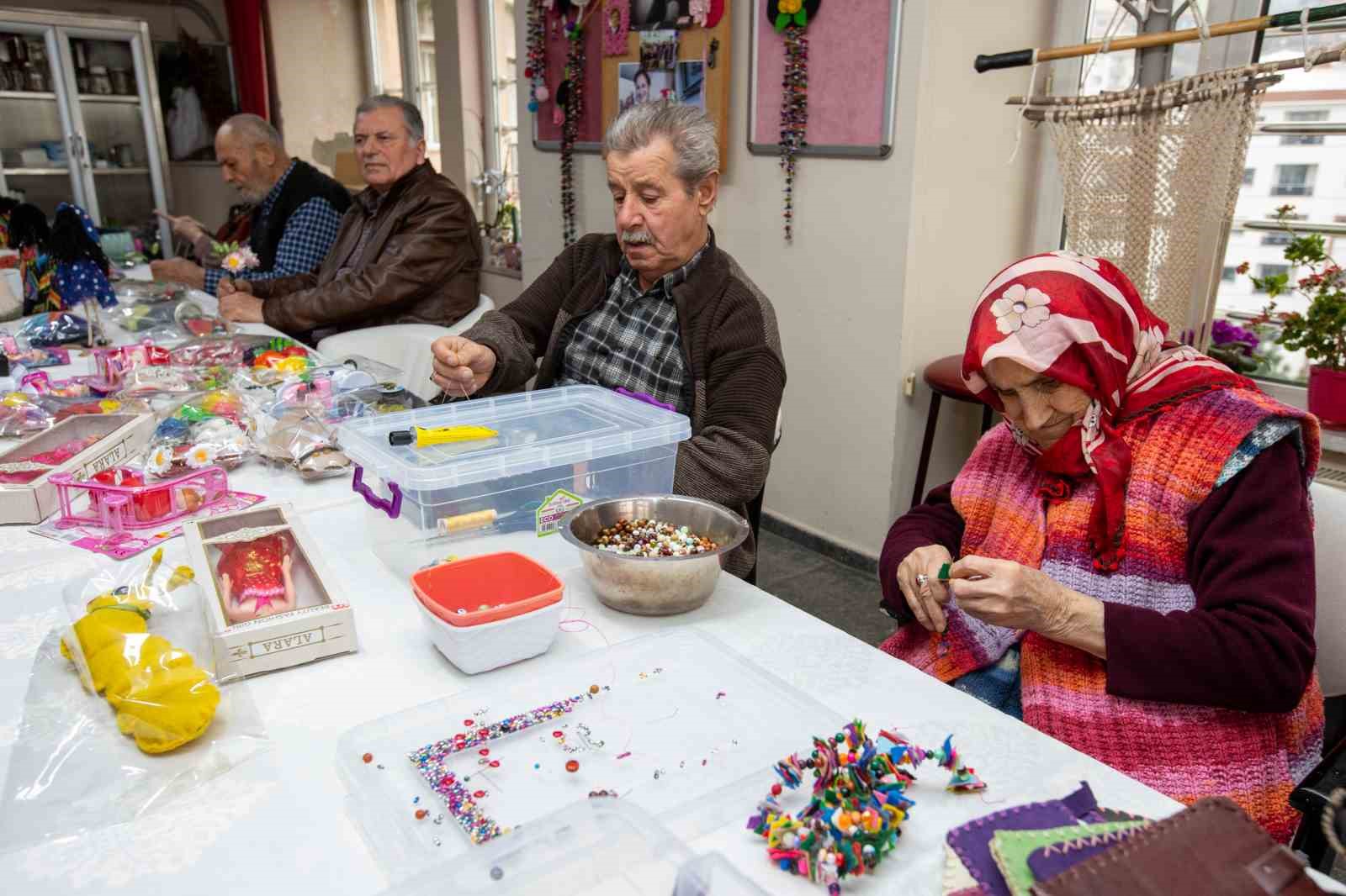 Bursa’da huzurevi sakinleri depremzedeler için atkı, bere, eldiven örüyor