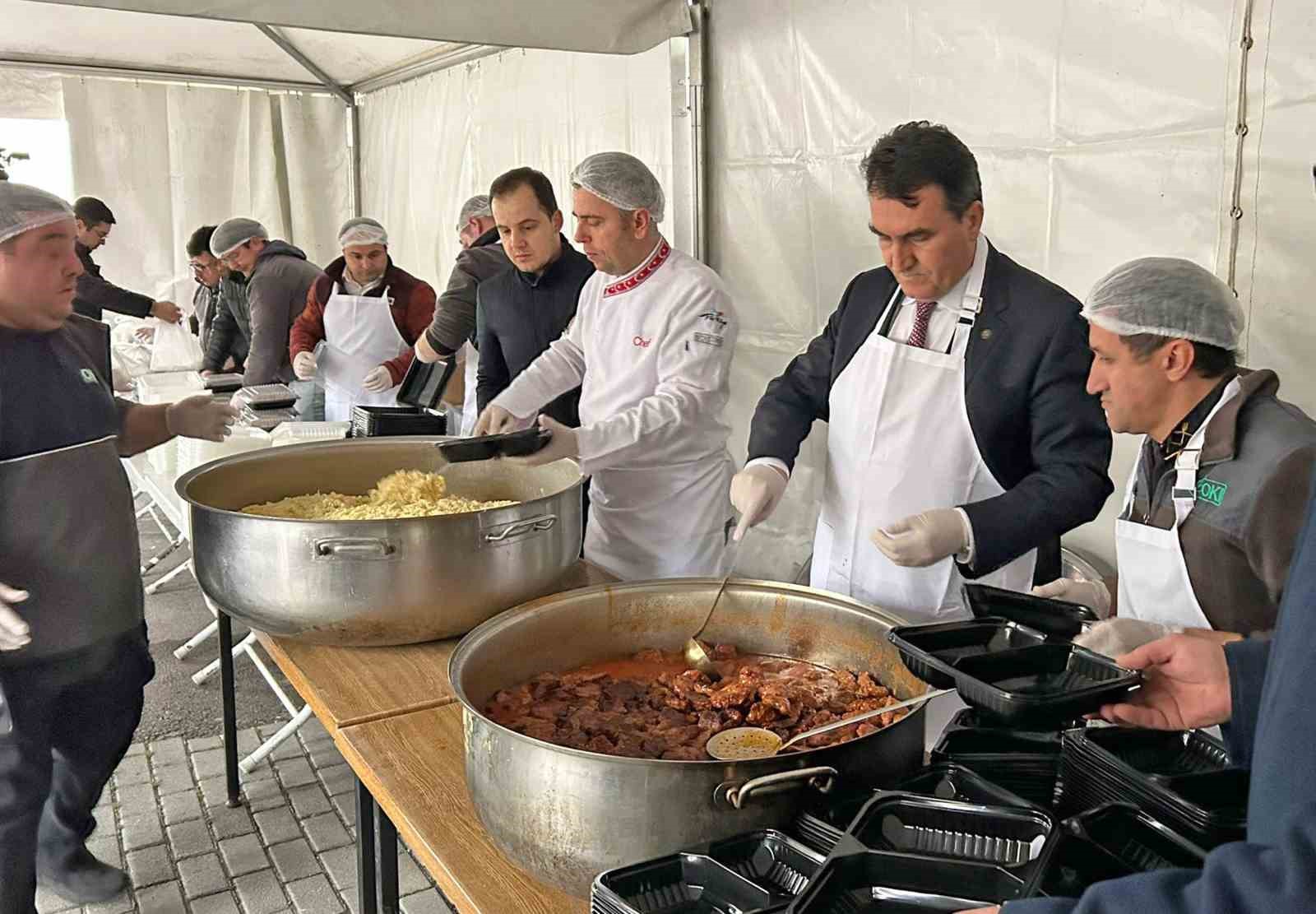 Başkan Dündar’dan vatandaşlara iftar yemeği