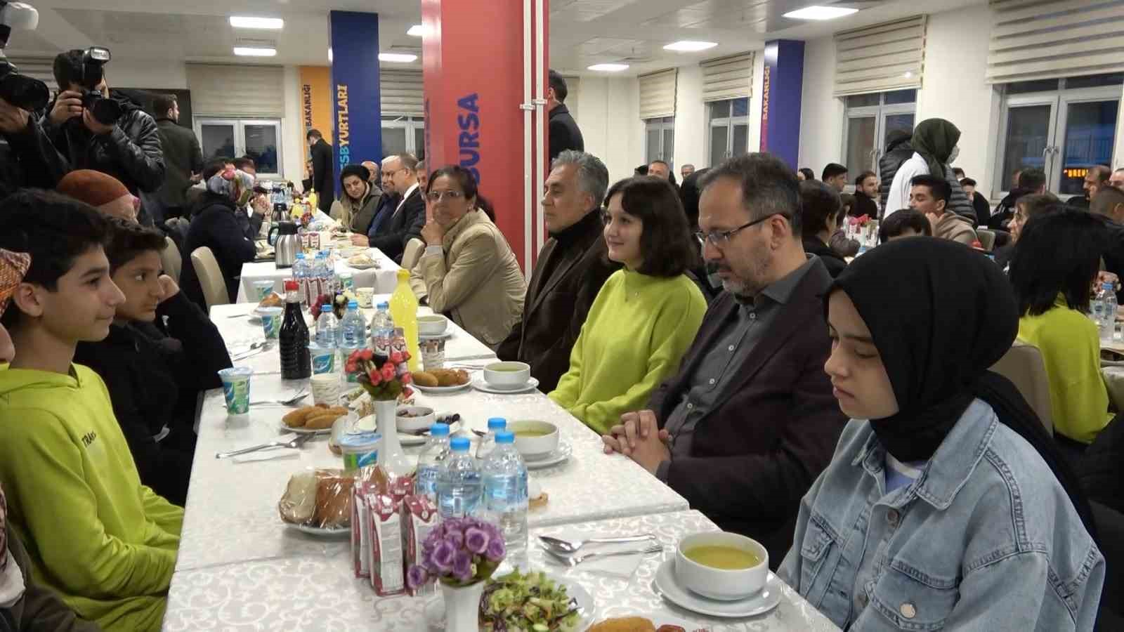 Bakan Kasapoğlu milli maç öncesi depremzedelerle birlikte iftarını yaptı