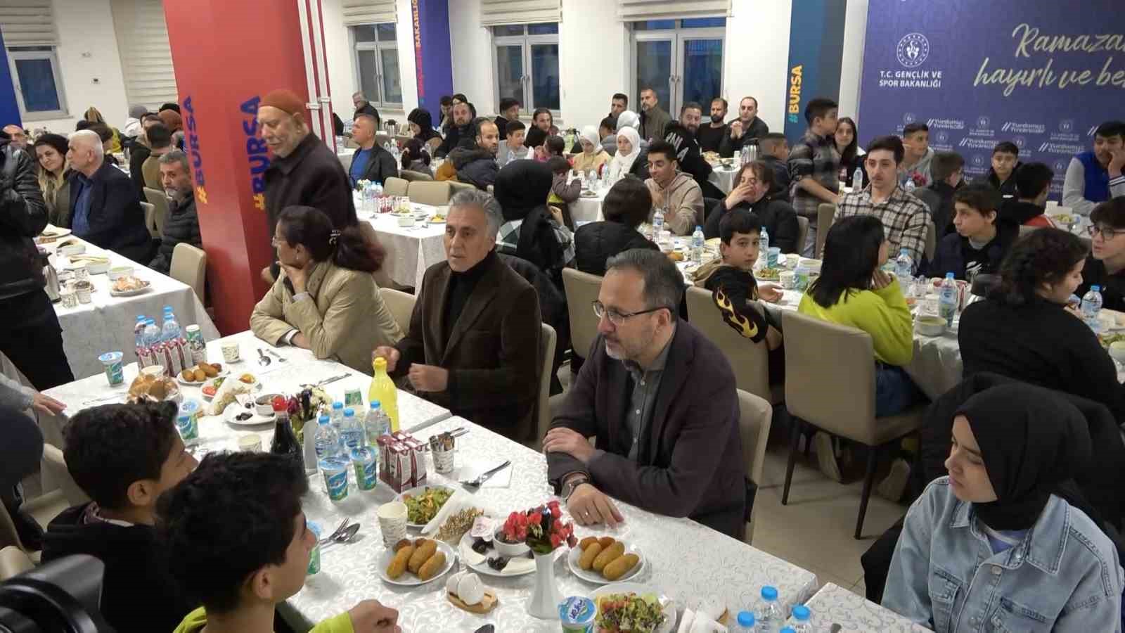 Bakan Kasapoğlu milli maç öncesi depremzedelerle birlikte iftarını yaptı