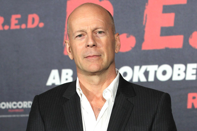 Demans teşhisi konulan Bruce Willis'e doğum günü sürprizi! Şarkı söylediği anlar herkesi gülümsetti