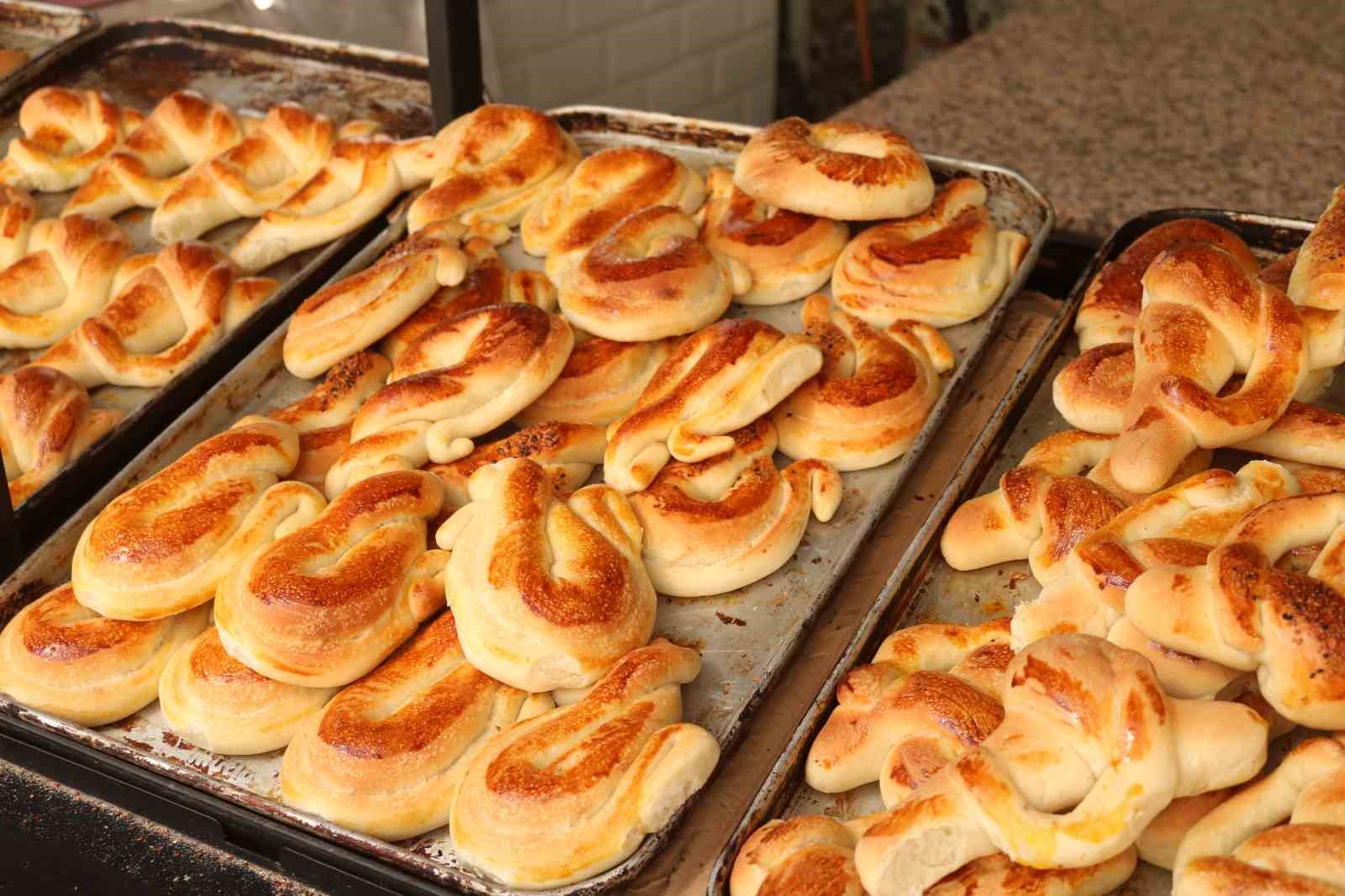 (Özel) 90 yıllık gelenek...Çocuklar için iftariyelik tabanca ve kılıç poğaça