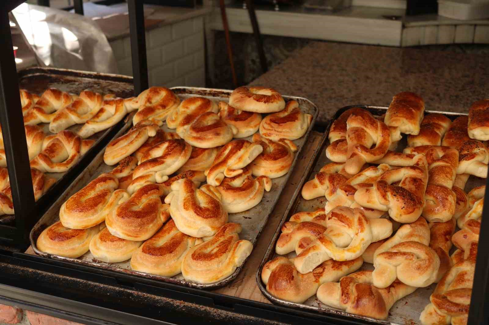 (Özel) 90 yıllık gelenek...Çocuklar için iftariyelik tabanca ve kılıç poğaça