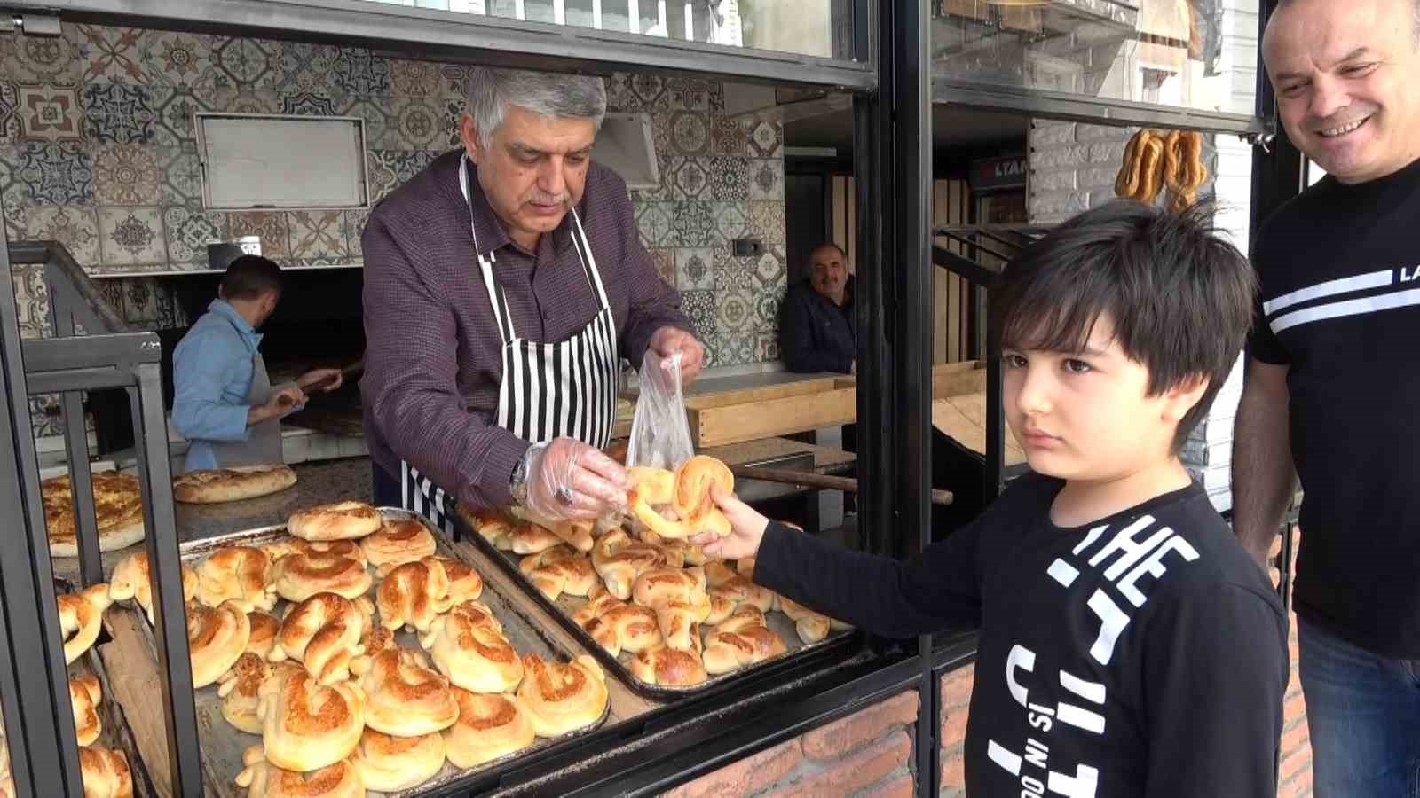 (Özel) 90 yıllık gelenek...Çocuklar için iftariyelik tabanca ve kılıç poğaça