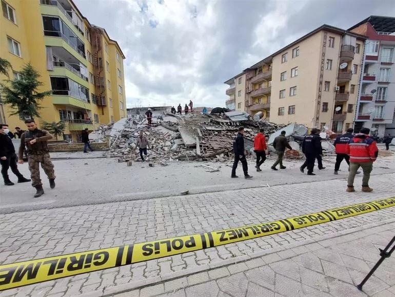 Malatya'da 4 katlı bina çöktü: Enkaz altında kalan var, ekipler bölgede