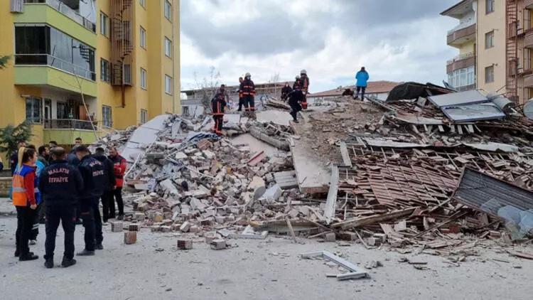 Malatya'da 4 katlı bina çöktü: Enkaz altında kalan var, ekipler bölgede