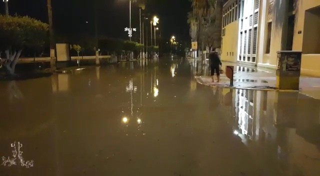 Hatay'ın İskenderun ilçesinde denizin yükselmesi sonucu su baskını yaşandı