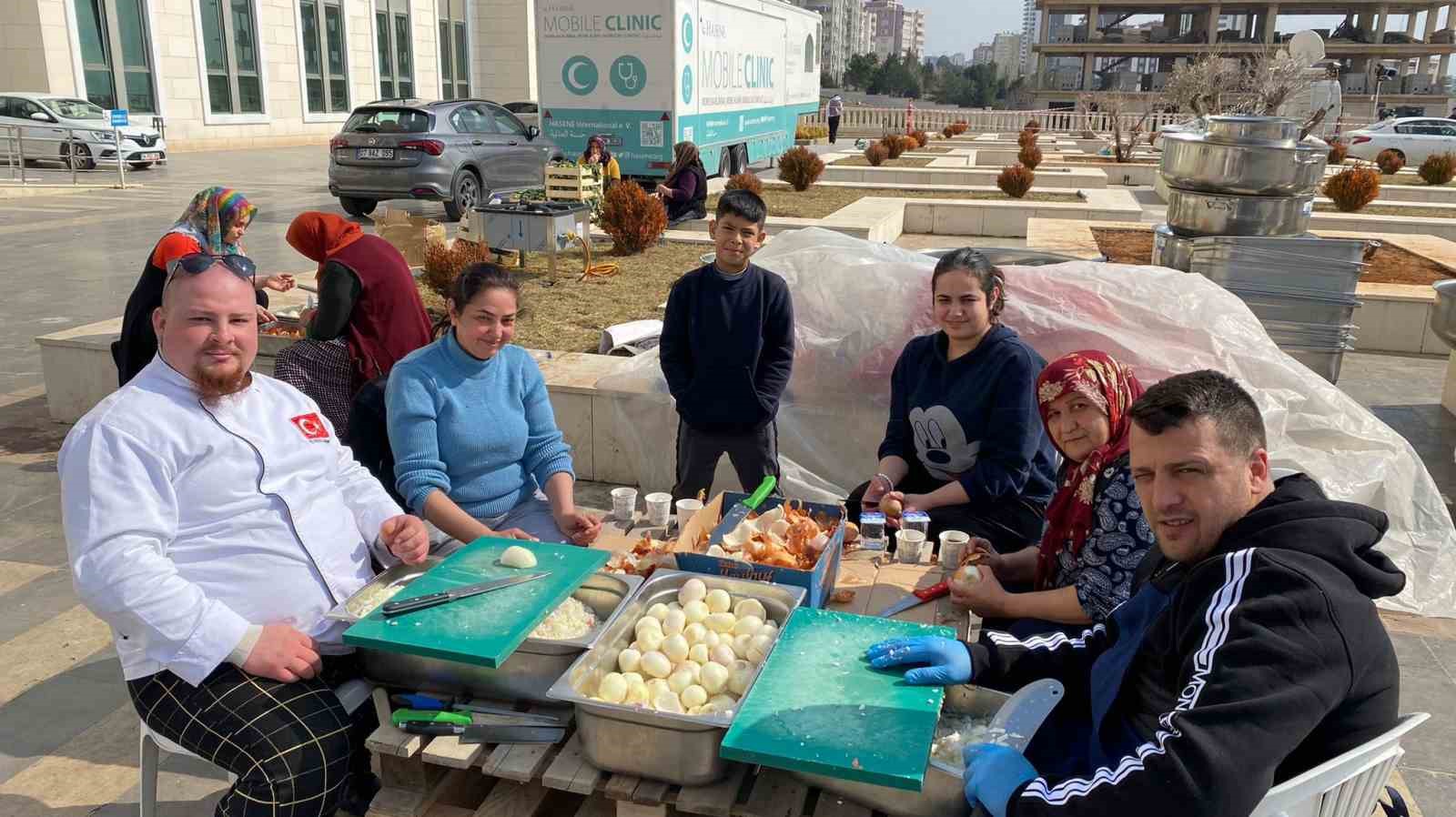 Gasto İnegöl şefleri günlük 11 bin kişiye sıcak yemek çıkarıyor