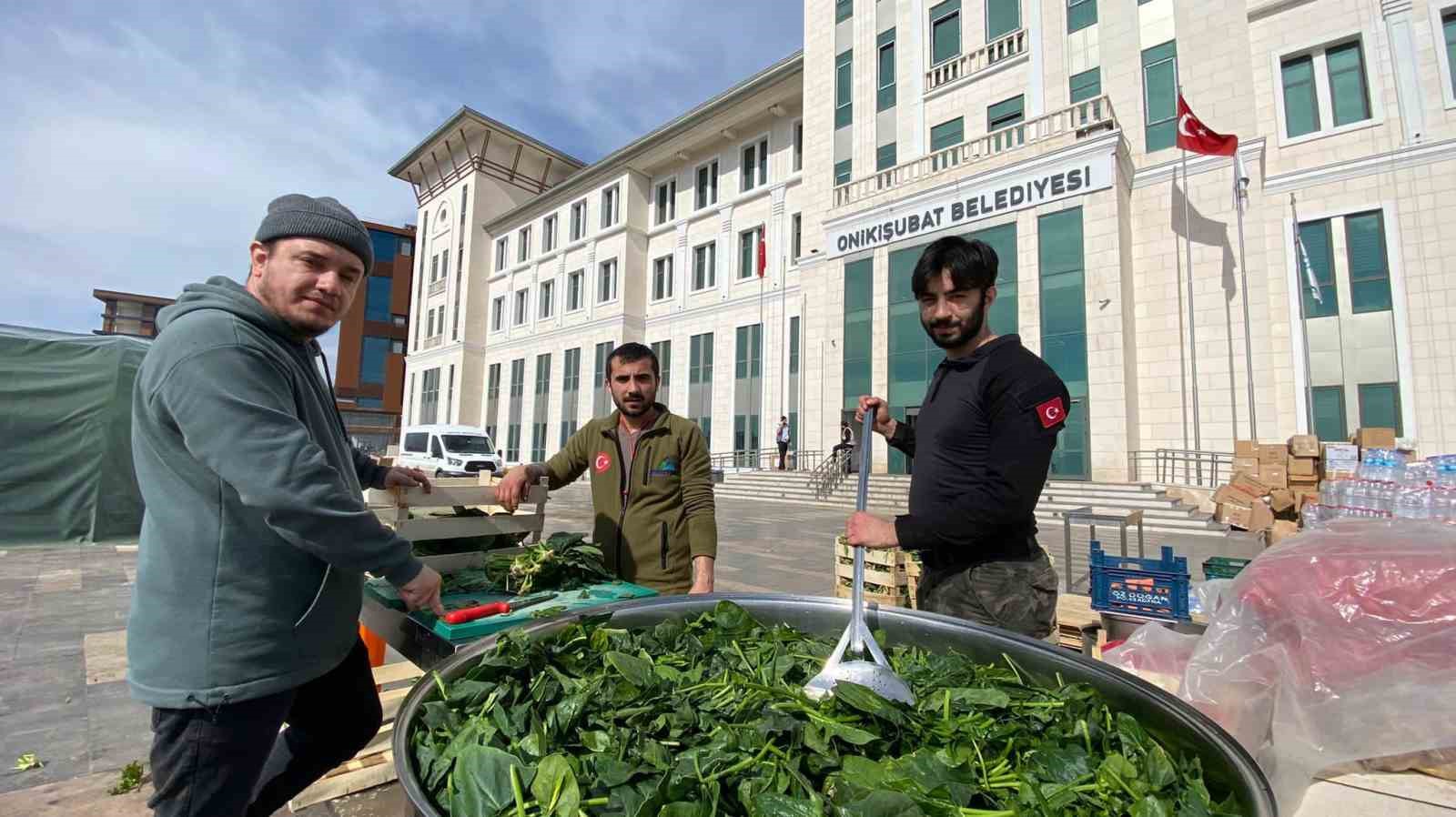 Gasto İnegöl şefleri günlük 11 bin kişiye sıcak yemek çıkarıyor