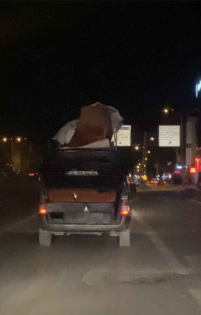 Bursa’da trafikteki tehlikeli taşımacılık kamerada