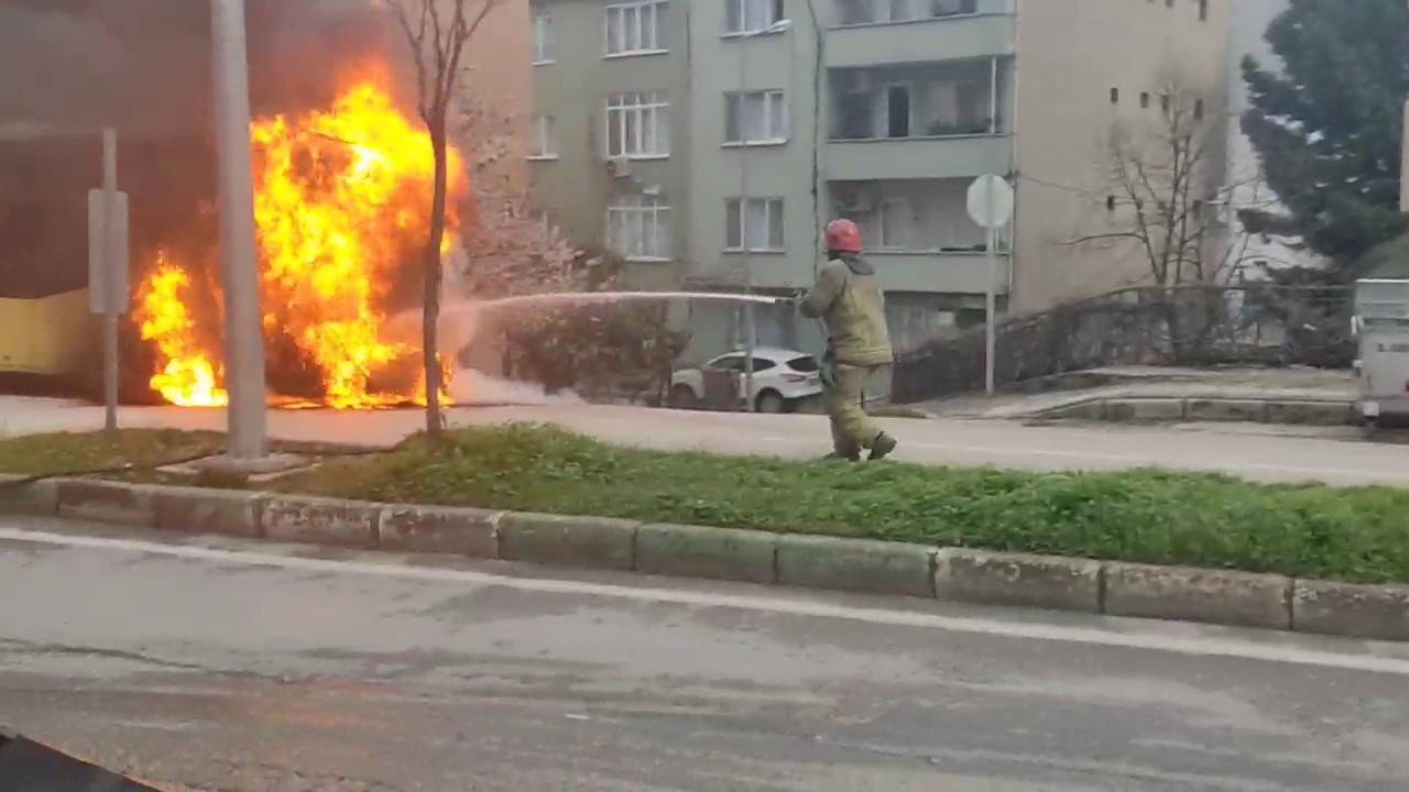 Bursa’da seyir halindeki halk otobüsü alev alev böyle yandı