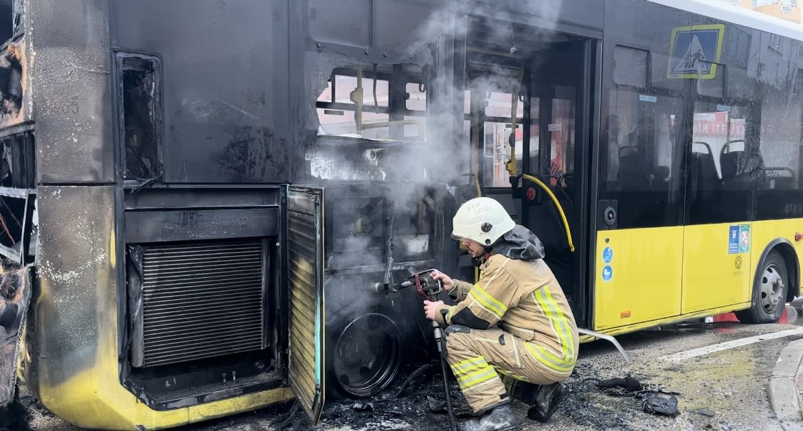 Bursa’da seyir halindeki halk otobüsü alev alev böyle yandı