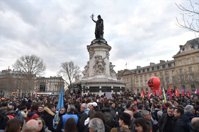 Macron geri adım atmıyor! Sokakları yangın yerine çeviren protestolara rağmen emeklilik reformunu geri çekmeyecekler