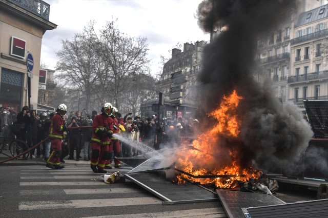 Macron geri adım atmıyor! Sokakları yangın yerine çeviren protestolara rağmen emeklilik reformunu geri çekmeyecekler