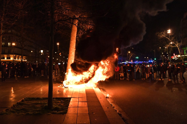 Macron geri adım atmıyor! Sokakları yangın yerine çeviren protestolara rağmen emeklilik reformunu geri çekmeyecekler