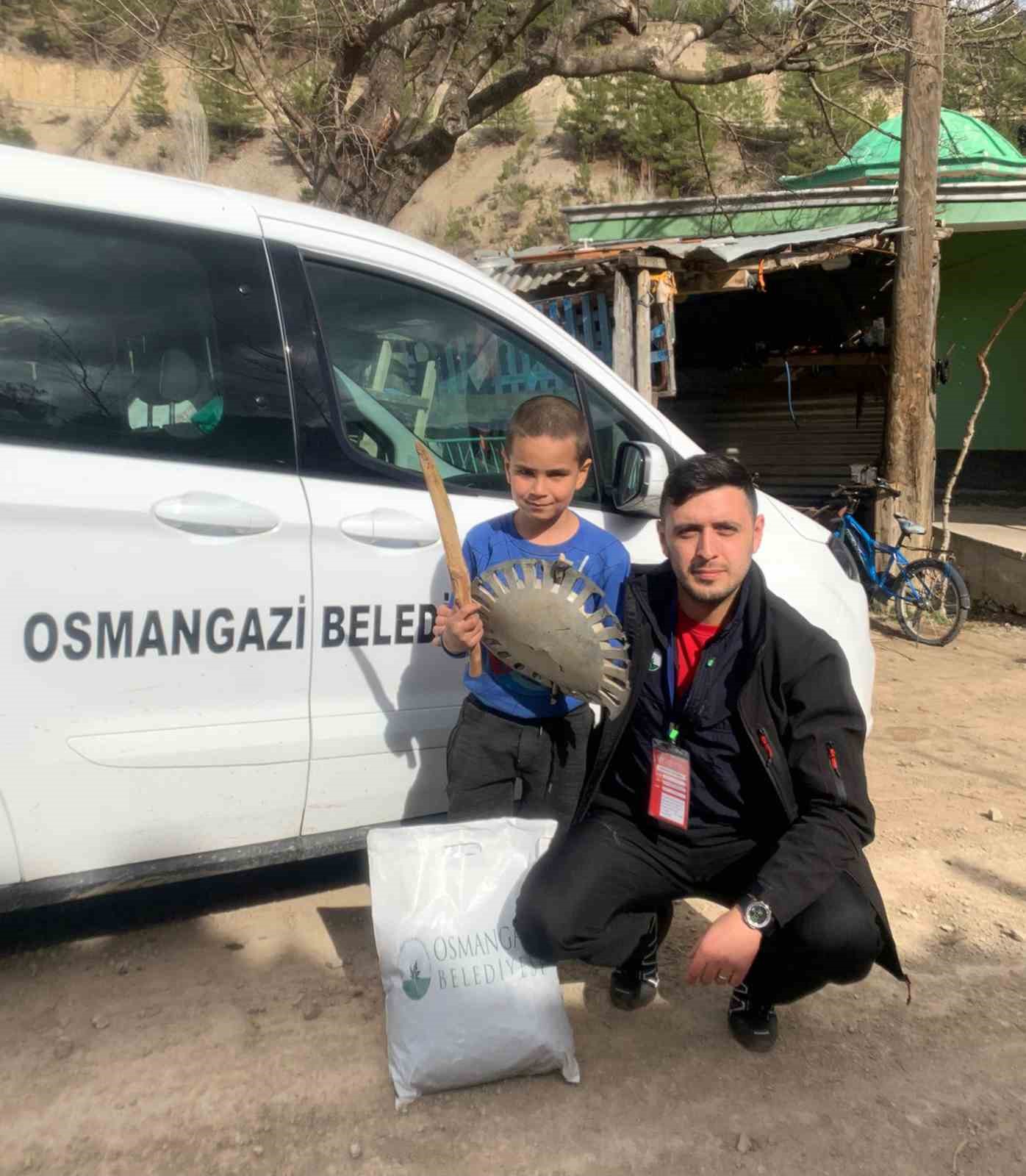 Depremzede çocuğa çok özel hediye