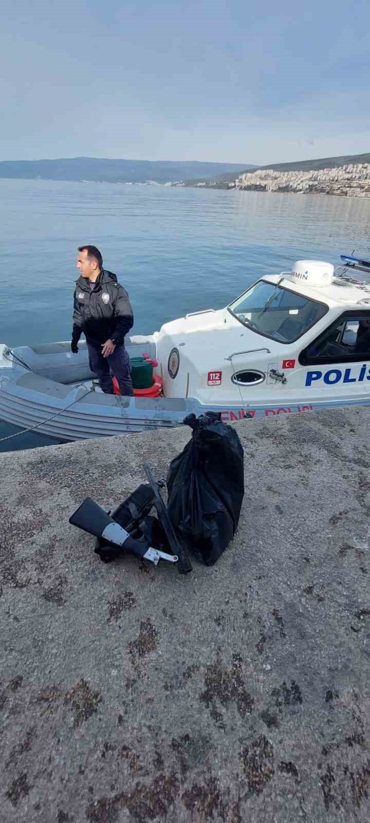 Denizde kaybolan kişiyi ararken tabanca ve tüfek buldular