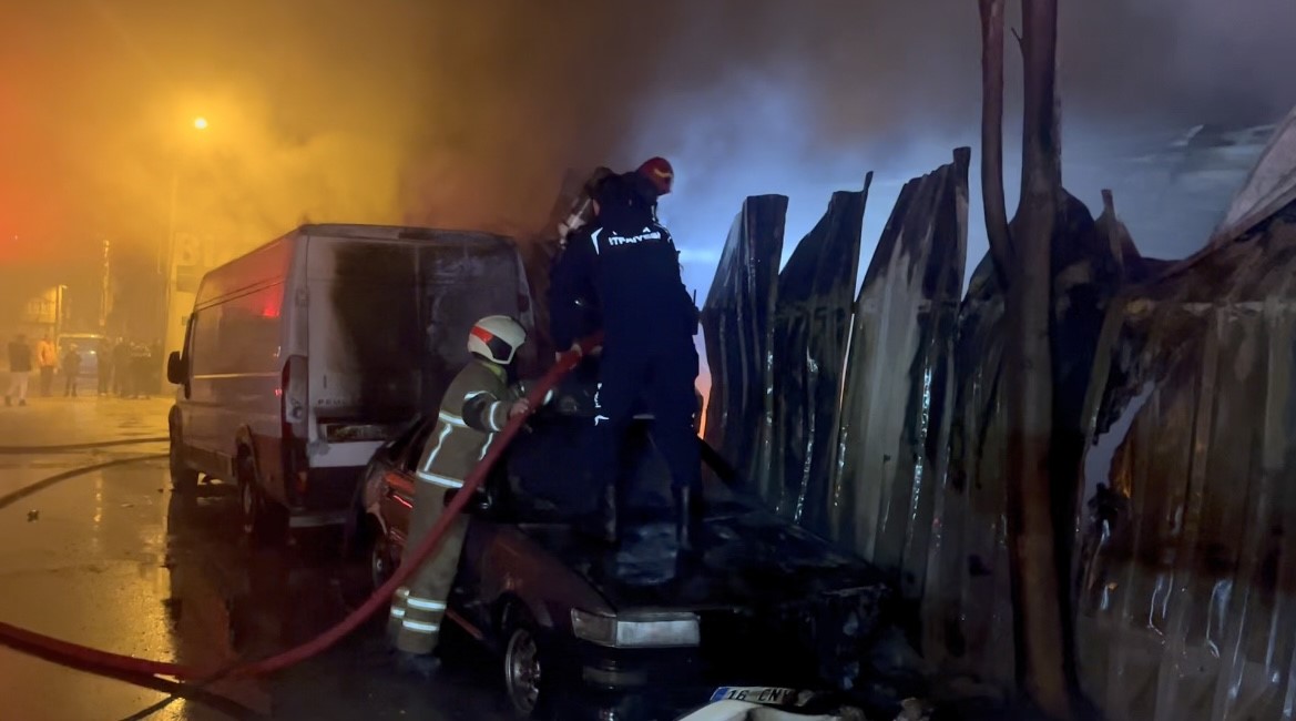 Hurdalık alanda çıkan yangın hortum deposuna sıçradı, 2 araç kullanılamaz hale geldi