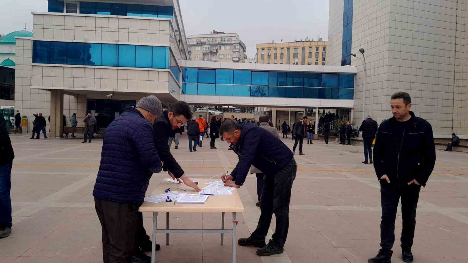 EYT’liler için Bursa’da örnek uygulama...Kurum dışına masa kurdular, kuyruğu bitirdiler