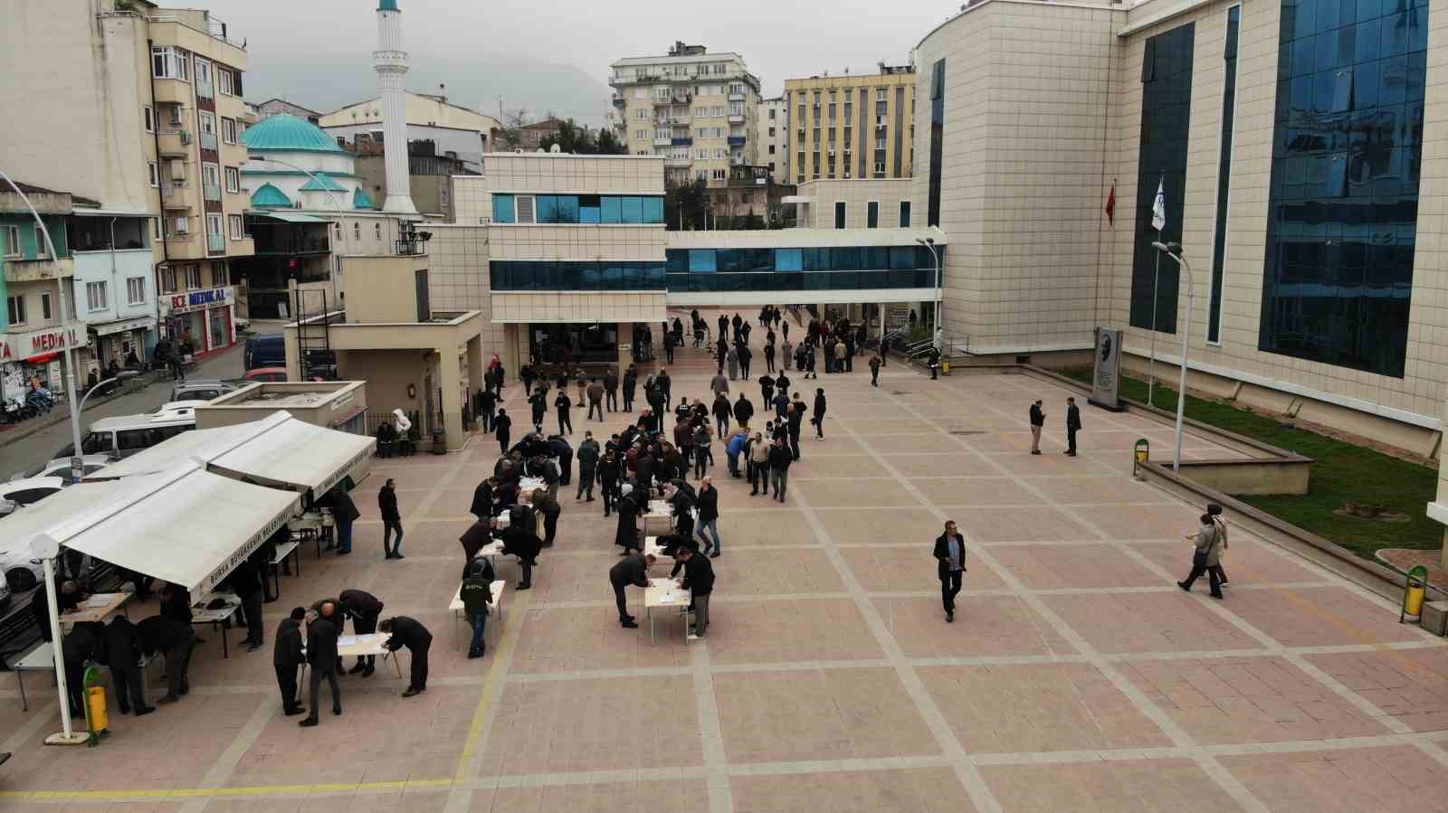 EYT’liler için Bursa’da örnek uygulama...Kurum dışına masa kurdular, kuyruğu bitirdiler