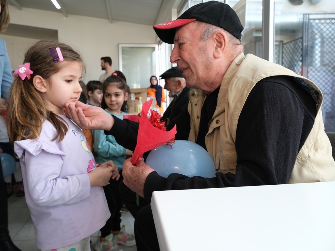 Minik kalpler büyüklere dokundu