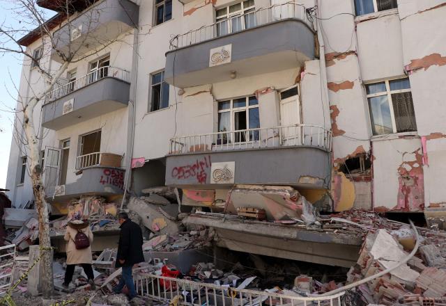 Depremde ağır hasar alan binadan, internet kablosunu ip gibi kullanarak kurtulmuşlar