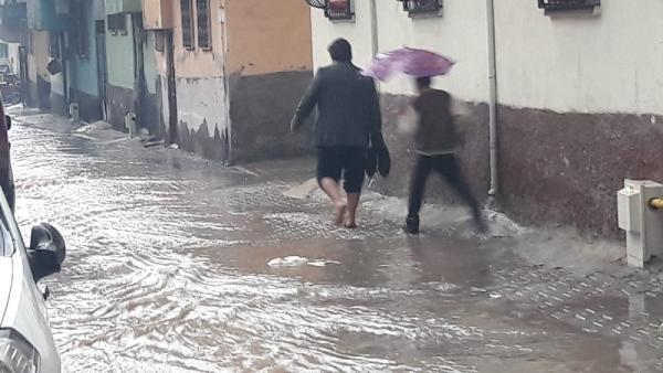 2 hafta sonra Şanlıurfa'yı yine sel vurdu: Ev ve iş yerlerini su bastı