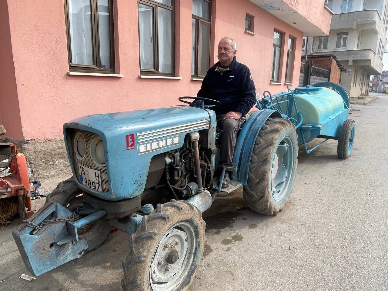 (Özel) Şaka gibi...Yıllardır evinin önünde duran 47 yıllık traktörüne otoyol cezası geldi