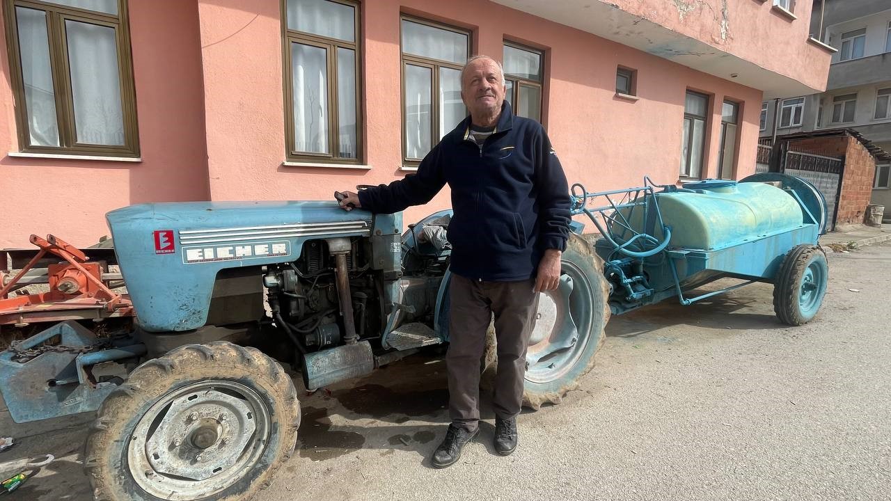 (Özel) Şaka gibi...Yıllardır evinin önünde duran 47 yıllık traktörüne otoyol cezası geldi