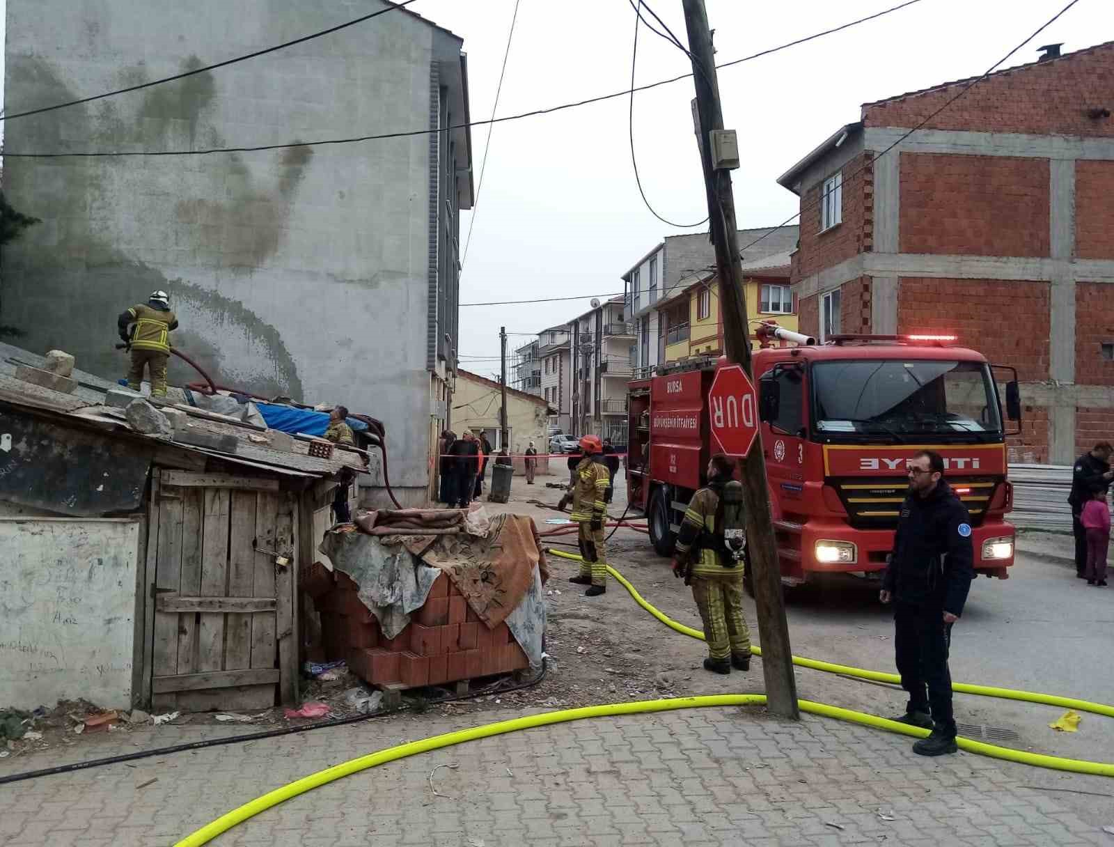 Yangında çöken çatıdan düşen 3 itfaiye eri ölümden döndü