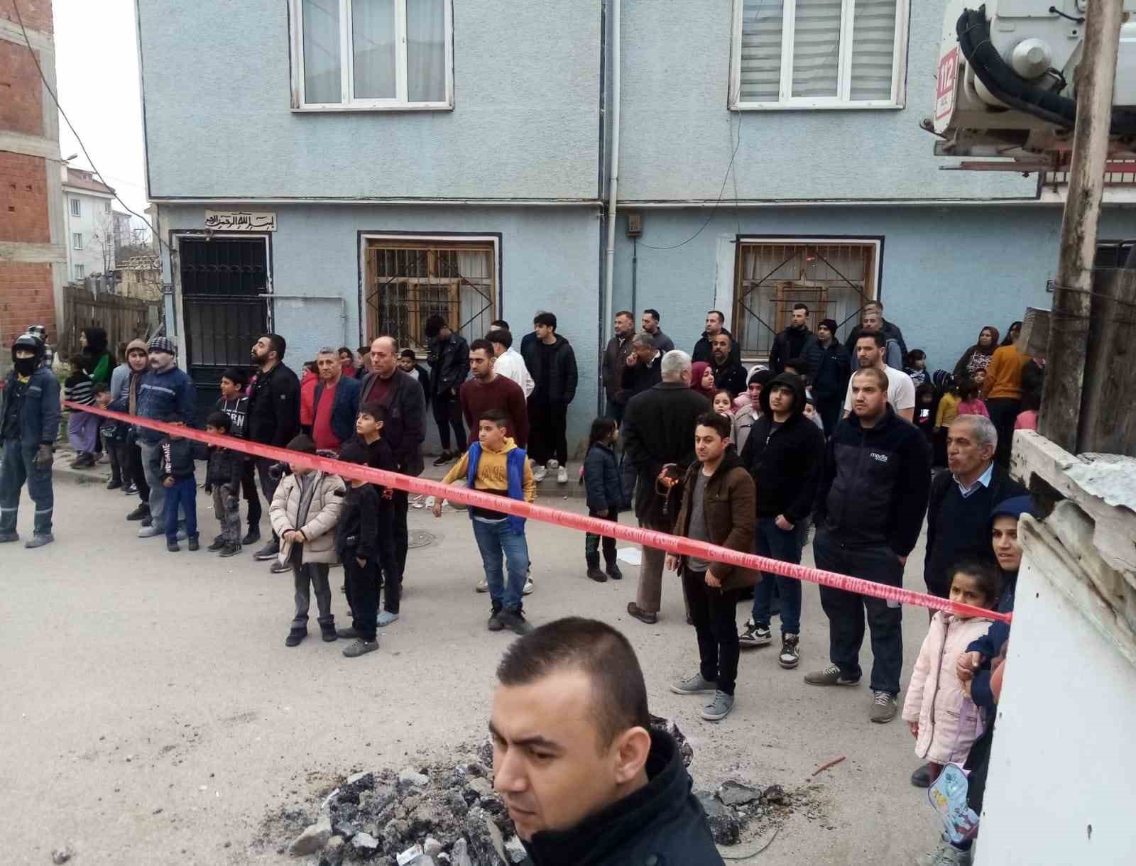 Yangında çöken çatıdan düşen 3 itfaiye eri ölümden döndü