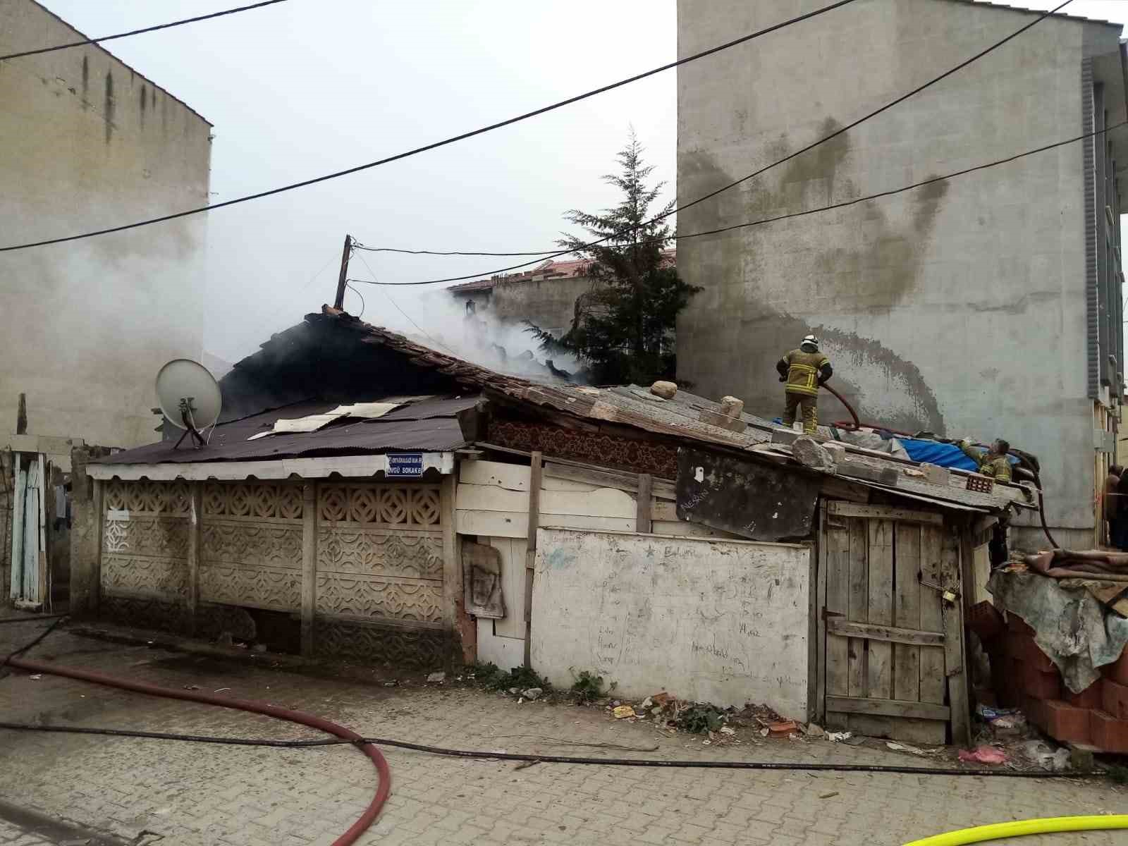 Yangında çöken çatıdan düşen 3 itfaiye eri ölümden döndü