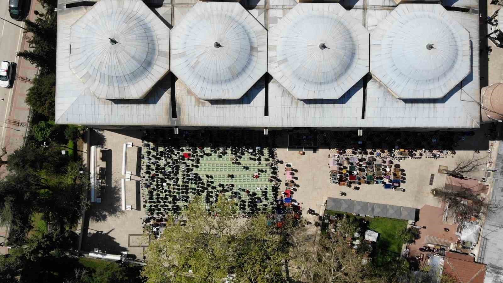 Ramazan ayının son cuması Bursa Ulucami doldu taştı