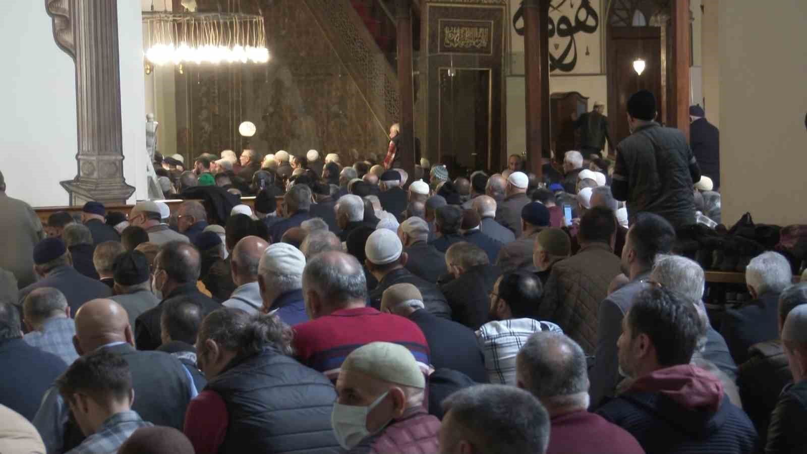 Ramazan ayının son cuması Bursa Ulucami doldu taştı