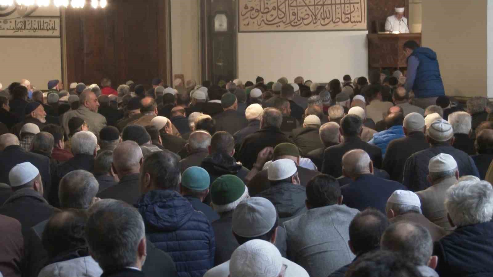 Ramazan ayının son cuması Bursa Ulucami doldu taştı