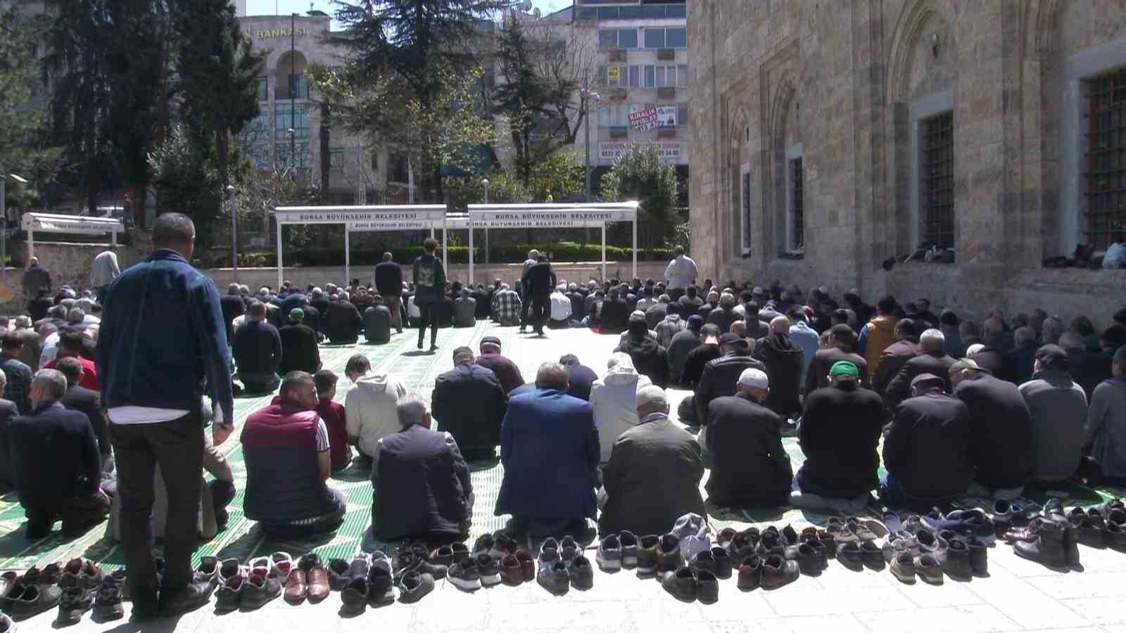 Ramazan ayının son cuması Bursa Ulucami doldu taştı