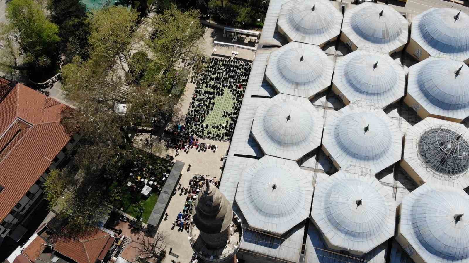 Ramazan ayının son cuması Bursa Ulucami doldu taştı