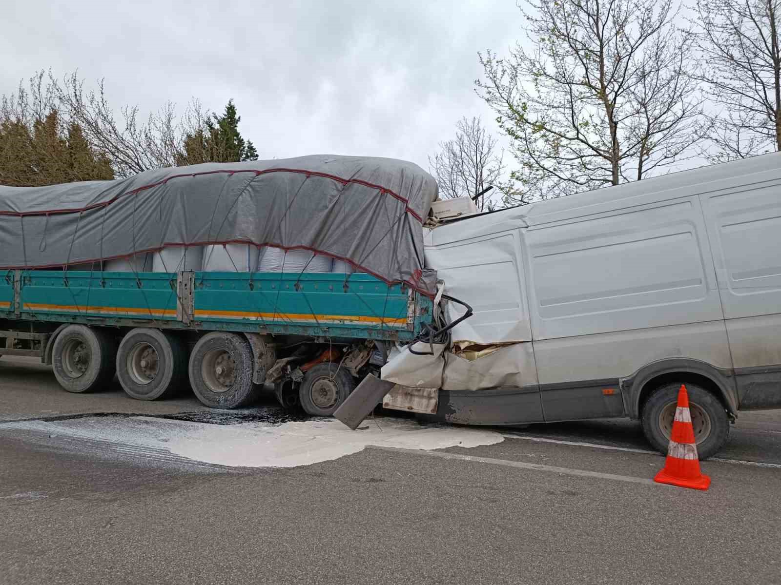 Bursa’da kamyonet tıra çarptı: 2 ölü