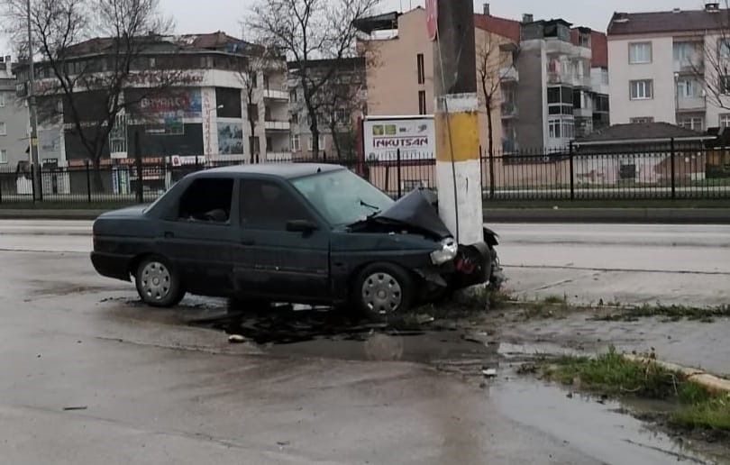 Otomobil beton direğe çarptı: 1 ağır yaralı