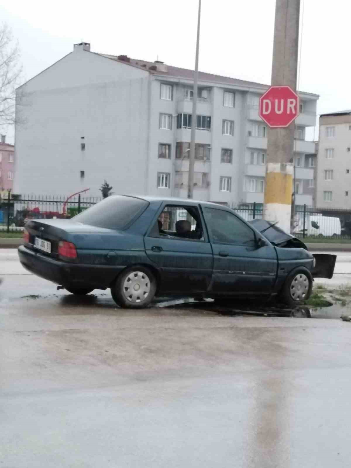 Otomobil beton direğe çarptı: 1 ağır yaralı