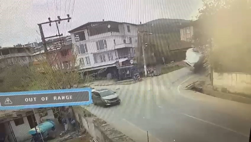 Bursa’da tırın devrilme anı kameralarda