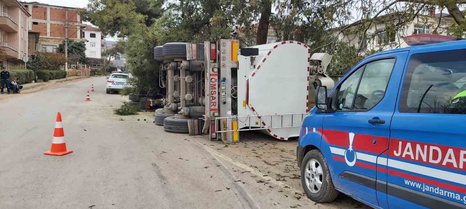 Bursa’da tırın devrilme anı kameralarda