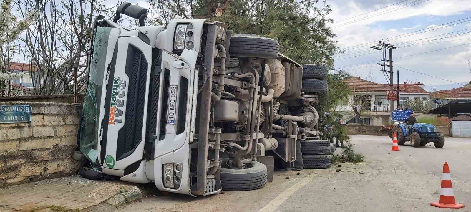 Bursa’da tırın devrilme anı kameralarda