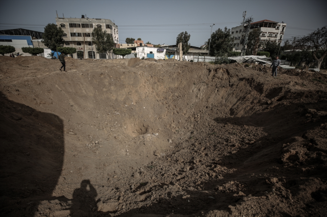 İsrail'in saldırısı sonrası Gazze'de son durum! Evler hasar gördü, arazilerde dev çukurlar oluştu